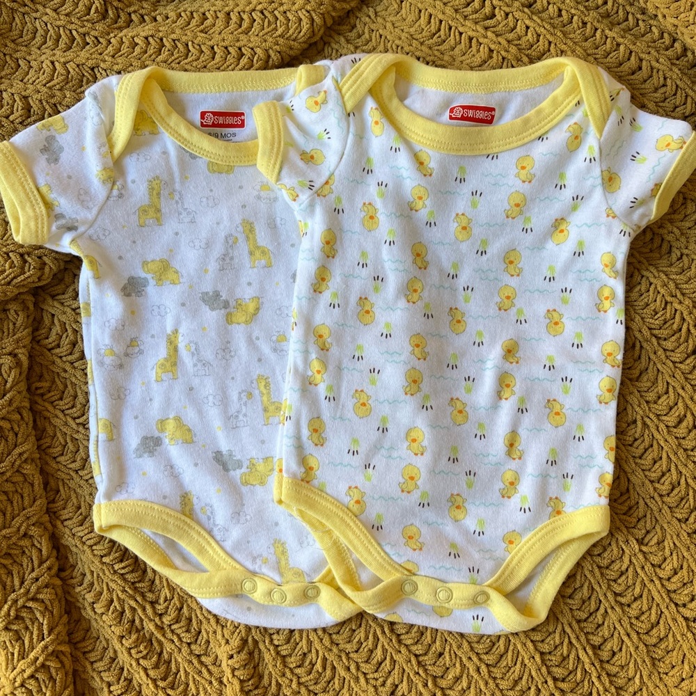 Unworn new unisex onesie set. 6-9 months but looks smaller. giraffes & ducks